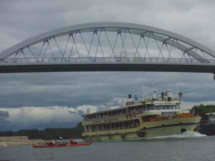 Le pont qui relie les deux îles de Pasman.