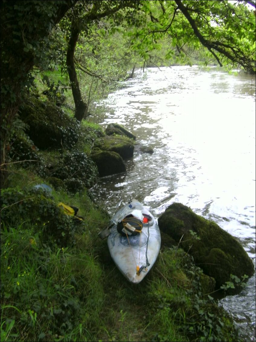 Petite pause au bord de la Sevre Nantaise apres 3h dans le kayak