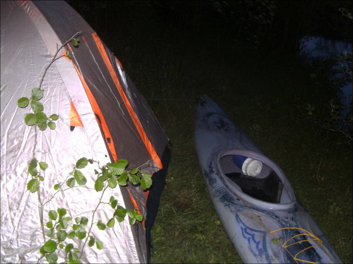 Petit bivouac au bord du canal la ou je fais la connaissance d'homme un simple inconnu
avec qui je parle de mon petit tryp , je n'avais plus rien en ravitaillement et il revient avec un tas de bonnes choses a manger , et la tu dis mince y a encore des personnes comme ça ...