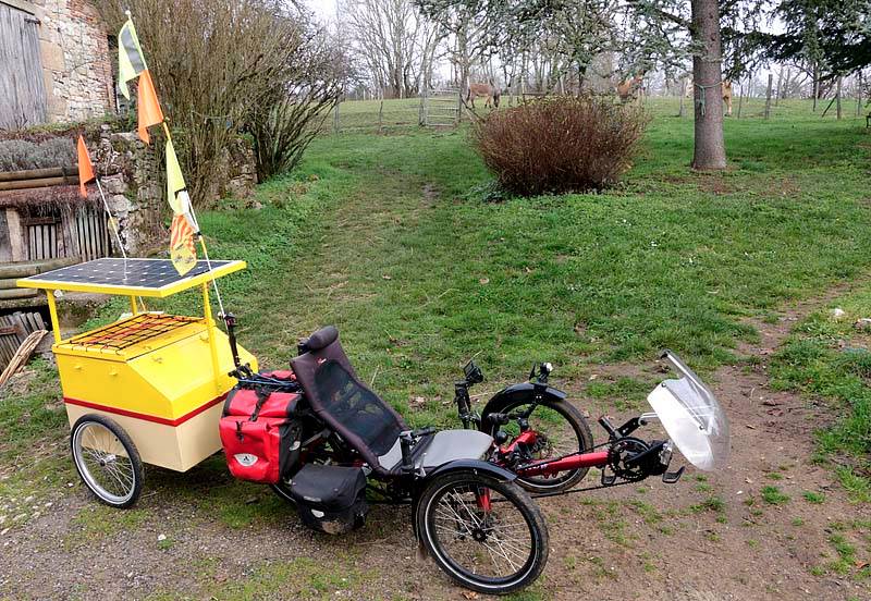 Afin d'être complètement autonome , équipement d'un panneau solaire de 100Wc , pour la recharge des batteries.