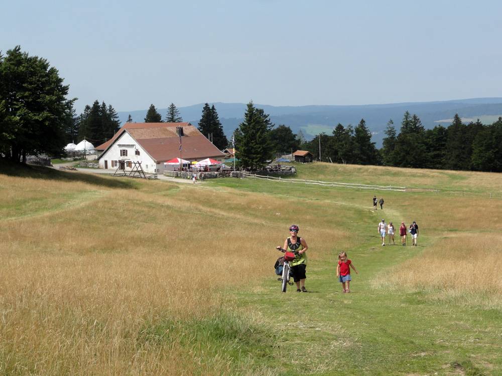 Le Solliat, terminus de la route au Creux du Van. On visite l'endroit en mode piéton.