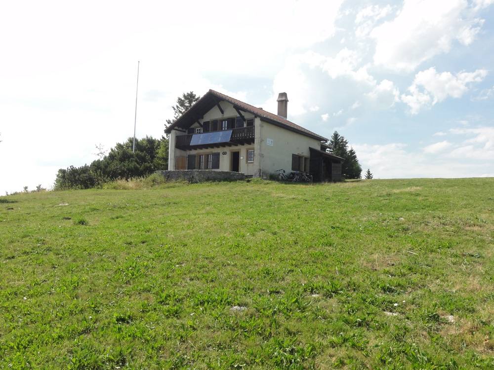 La cabane Perrenoud sur sa colline. En haut les dortoirs avec balcon panoramique. Vraiment une belle expérience reposante, la cabane à nous tout seuls, de l'espace autour pour les enfants, une vue imprenable. Et un tarif défiant toute concurrence locale. What else?