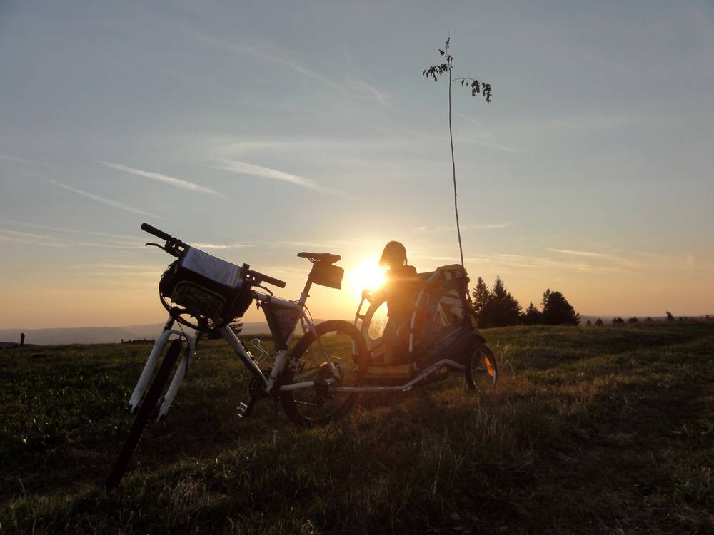 Coucher de soleil. Notez notre beau drapeau de carriole! Toujours un brin improvisé. On peut y fixer un short de bain orange à l'aide de deux pincettes à linge, c'est visible de loin. Là j'avais laissé quelques feuilles, encore vertes, mais plus pour longtemps...