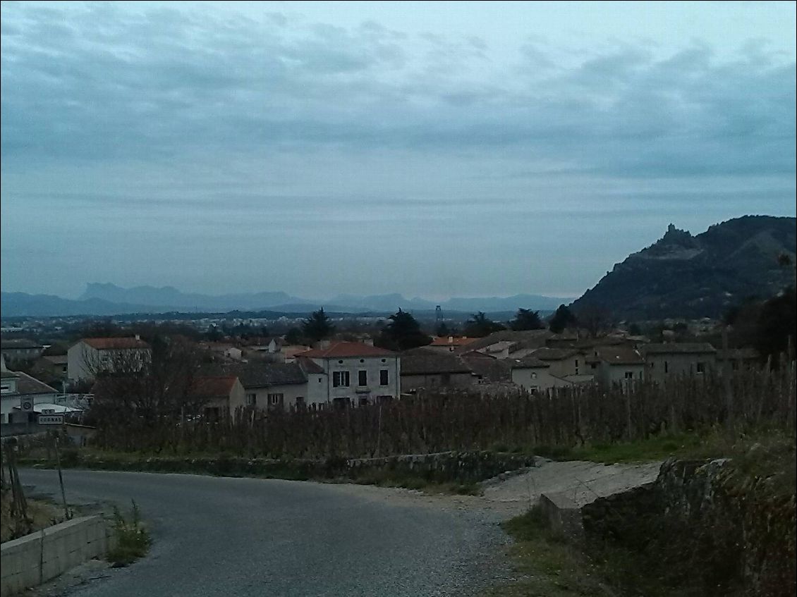 Vue depuis Cornas sur les Trois Becs dans le massif du Vercors à gauche et le Chateau de Crussol à droite