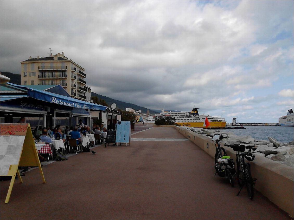 Bastia et 850 kms plus loin,un dernier resto et déjà le ferry nous attend