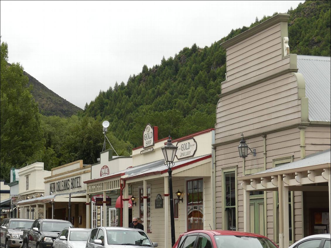 Arrowtown, autre ville minière aux allures de western. Très touristique aussi, et curieusement ils n'ont pas eu l'idée de rendre la rue principale piétonne, alors les voitures gâchent un peu l'ambiance.