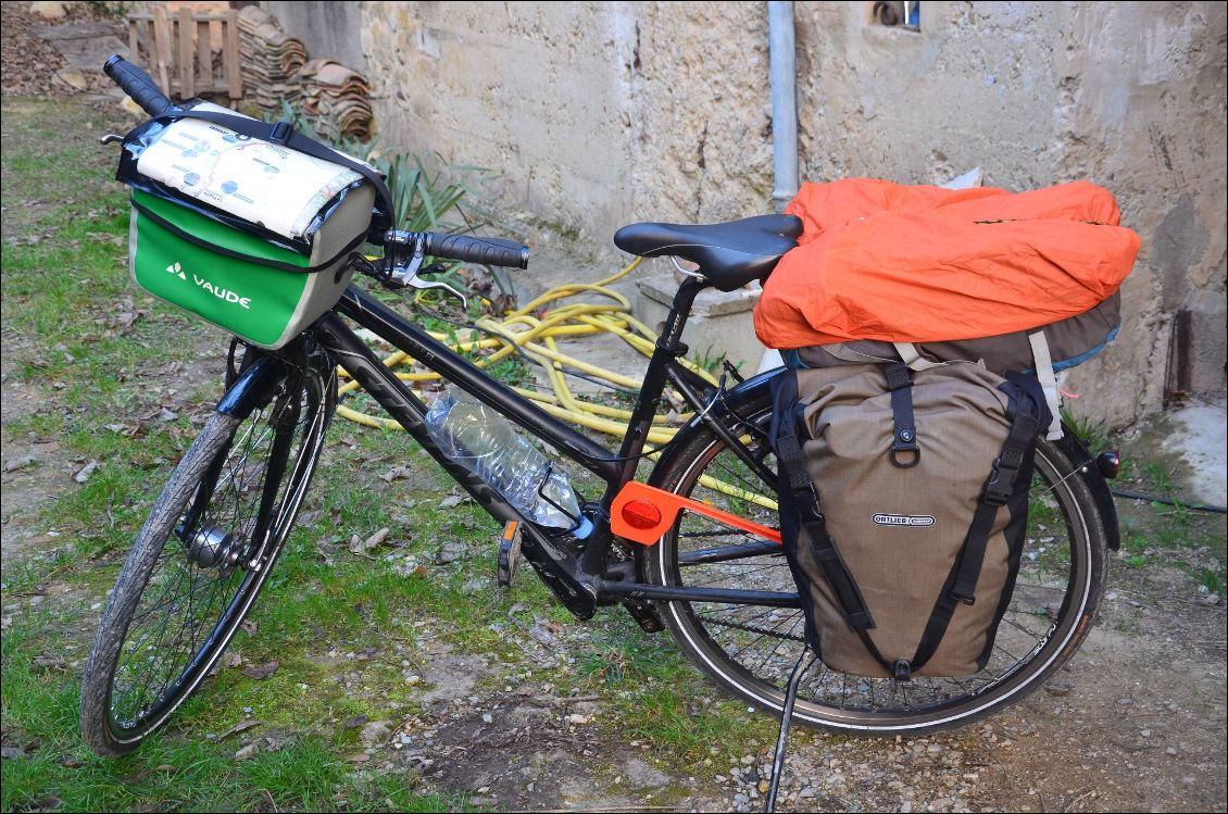 Mon vélo, alias Captaya Stevens. C'est un vélo de la marque Allemande Stevens, le nom du modèle est "Le randonneur". Son cadre est en alu, il est très léger.