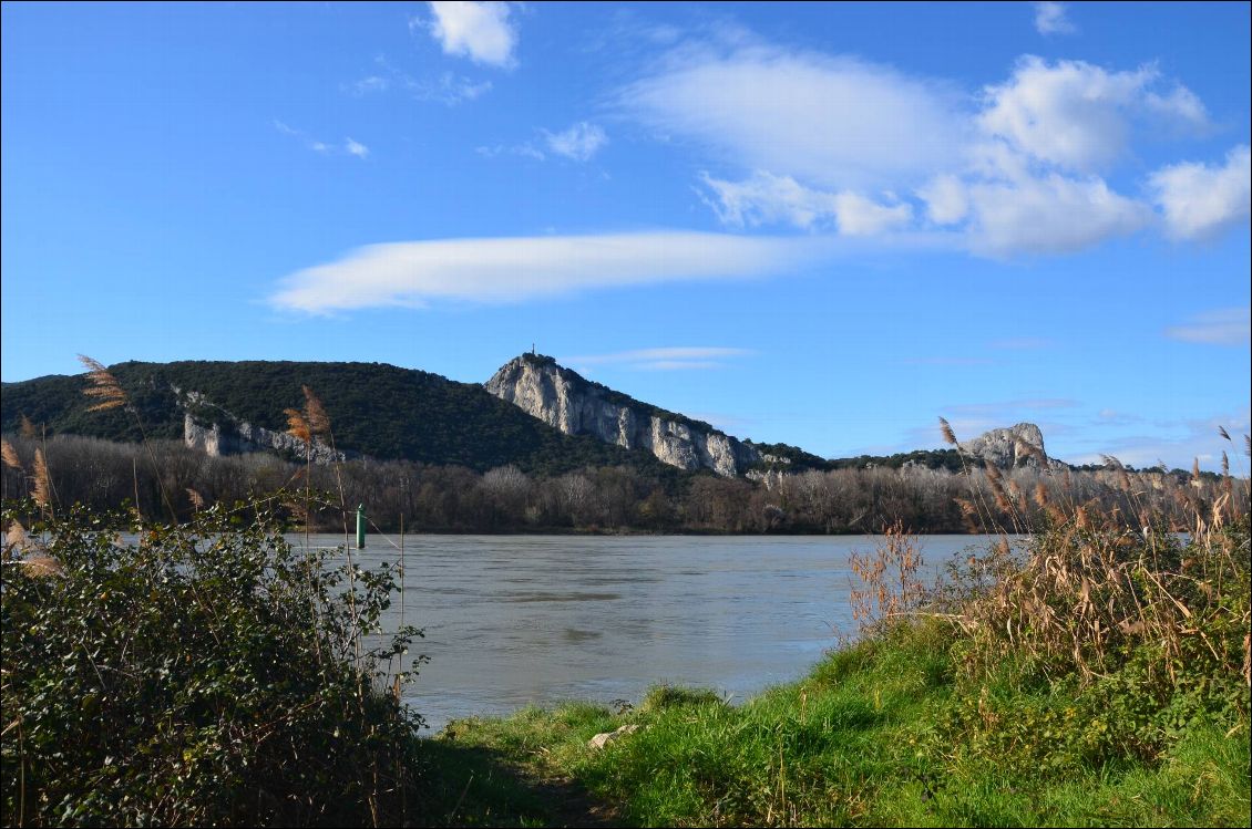 Vue sur la rive Ouest du Rhône depuis le chemin de halage au Sud de Viviers