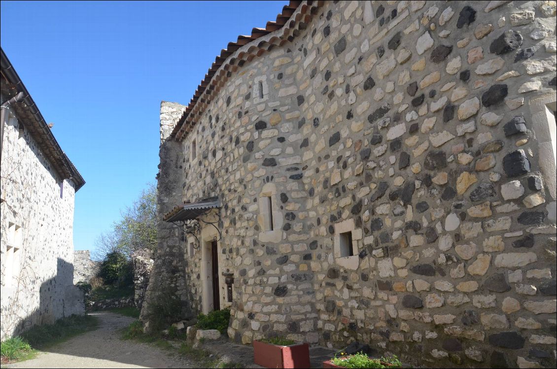 Jolie maison à Rochemaure, aux pierres blanches et noires