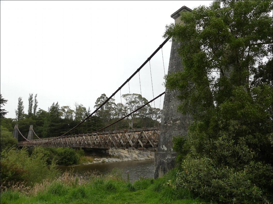 le Graal!!! je suis arrivée!!! les ingénieurs et autres architectes remarqueront peut-être un détail amusant sur ce pont qui le rend assez rare. Les autres s'en moquent sans doute éperduement