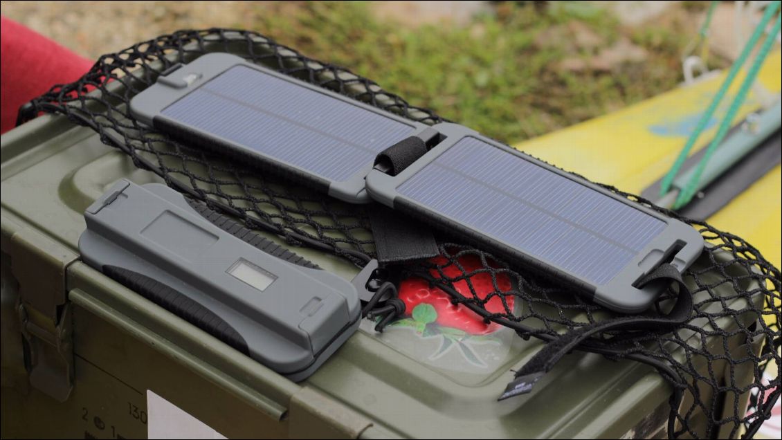 Le panneau solaire et sa batterie tampon qui rechargera mon téléphone en cas de besoin et la caméra gopro.