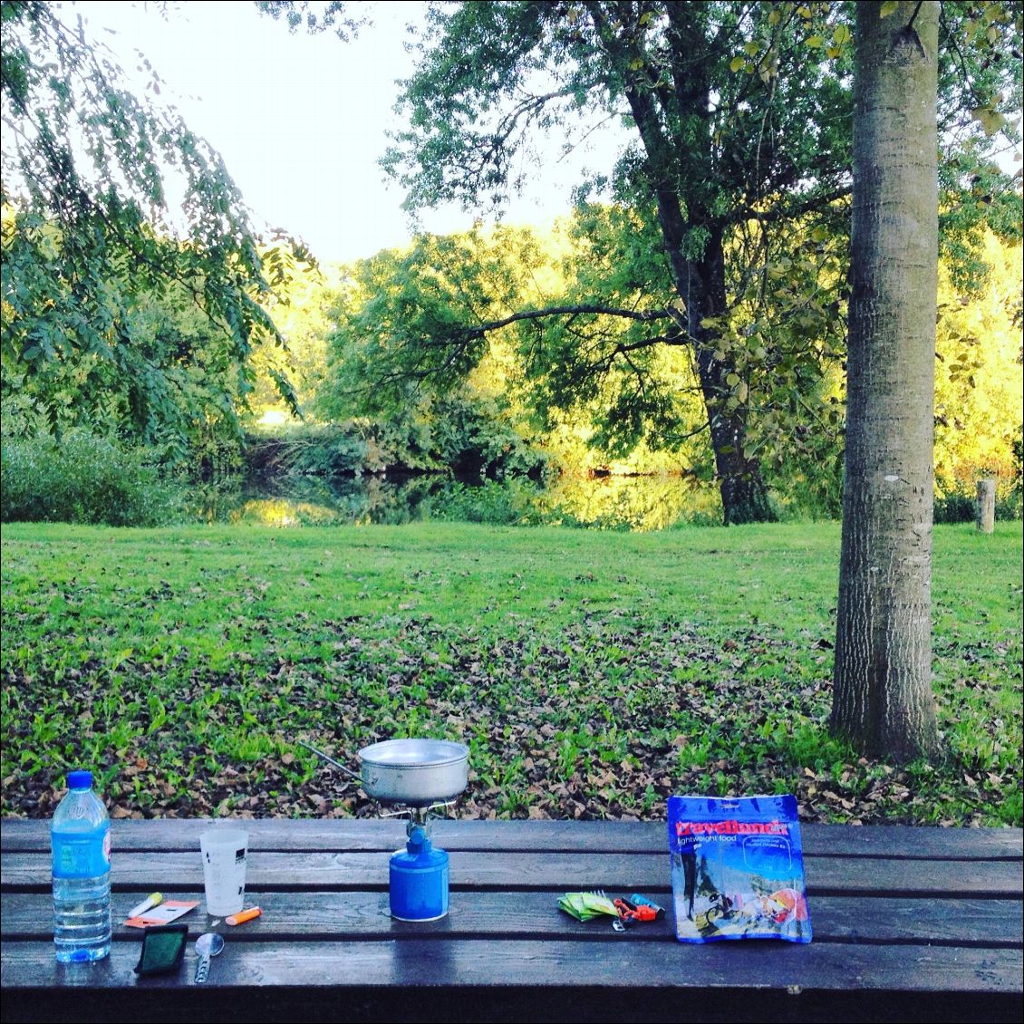 Le deuxième bivouac avec table de camping (et poubelle!)!