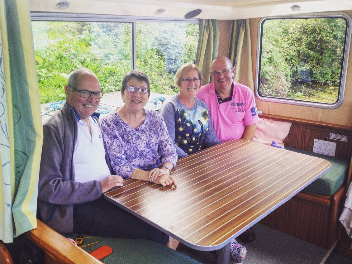 Ils m'invitèrent à bord pour un dessert et un café. Une discussion enrichissante sur les îles franco-anglaises et l'histoire de celles-ci pendant la seconde guerre mondiale.