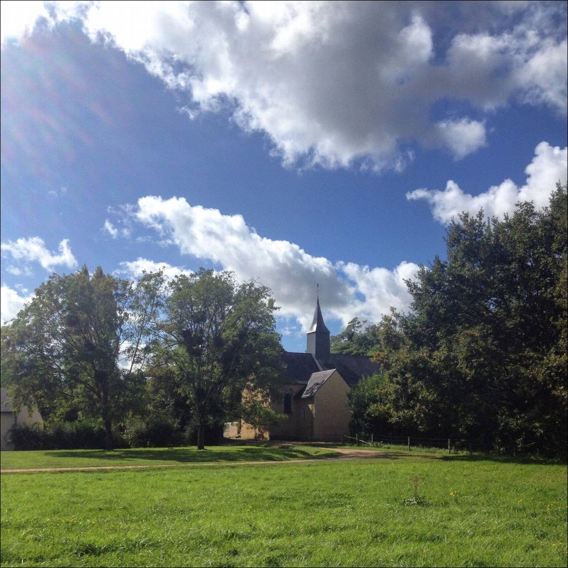 Dureil, c'est une église et deux maisons, peut-être trois.