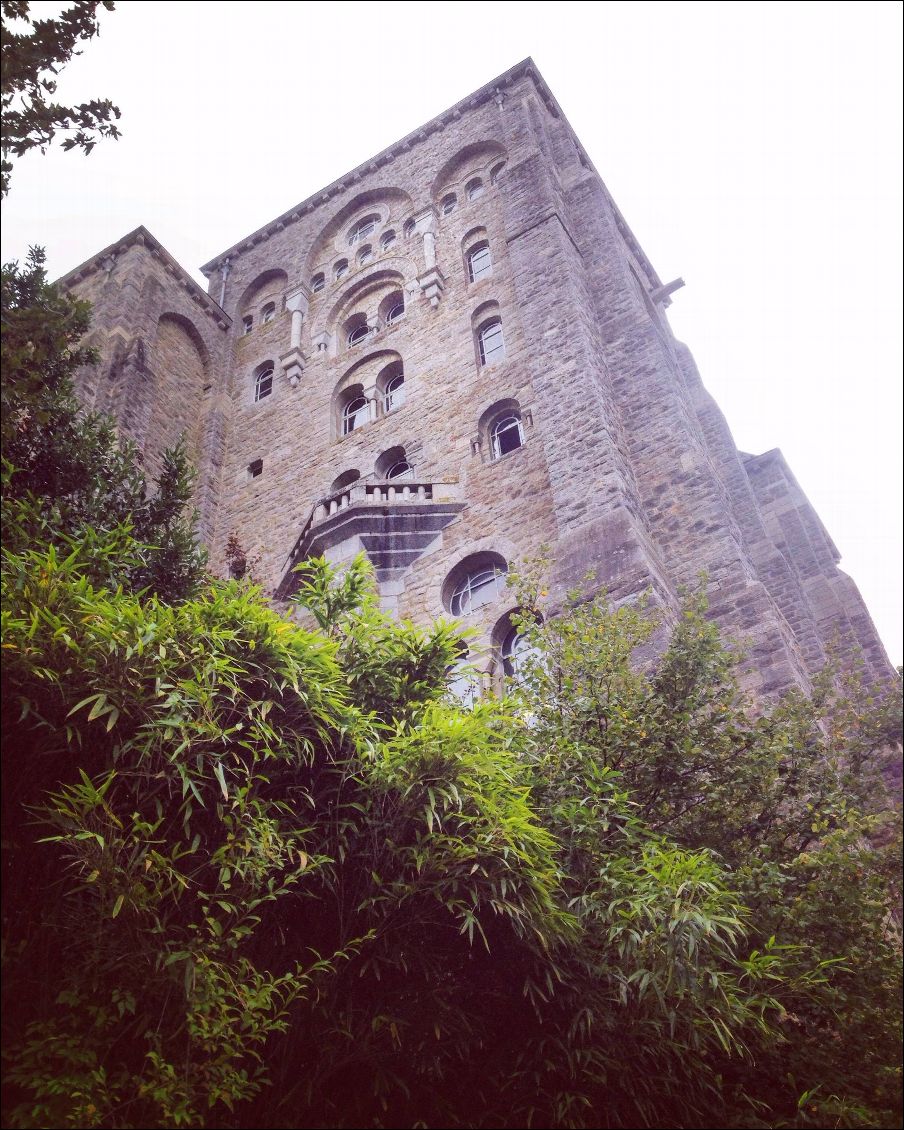 L'Abbaye de Solesmes, une abbaye presque monolithique, indestructible.