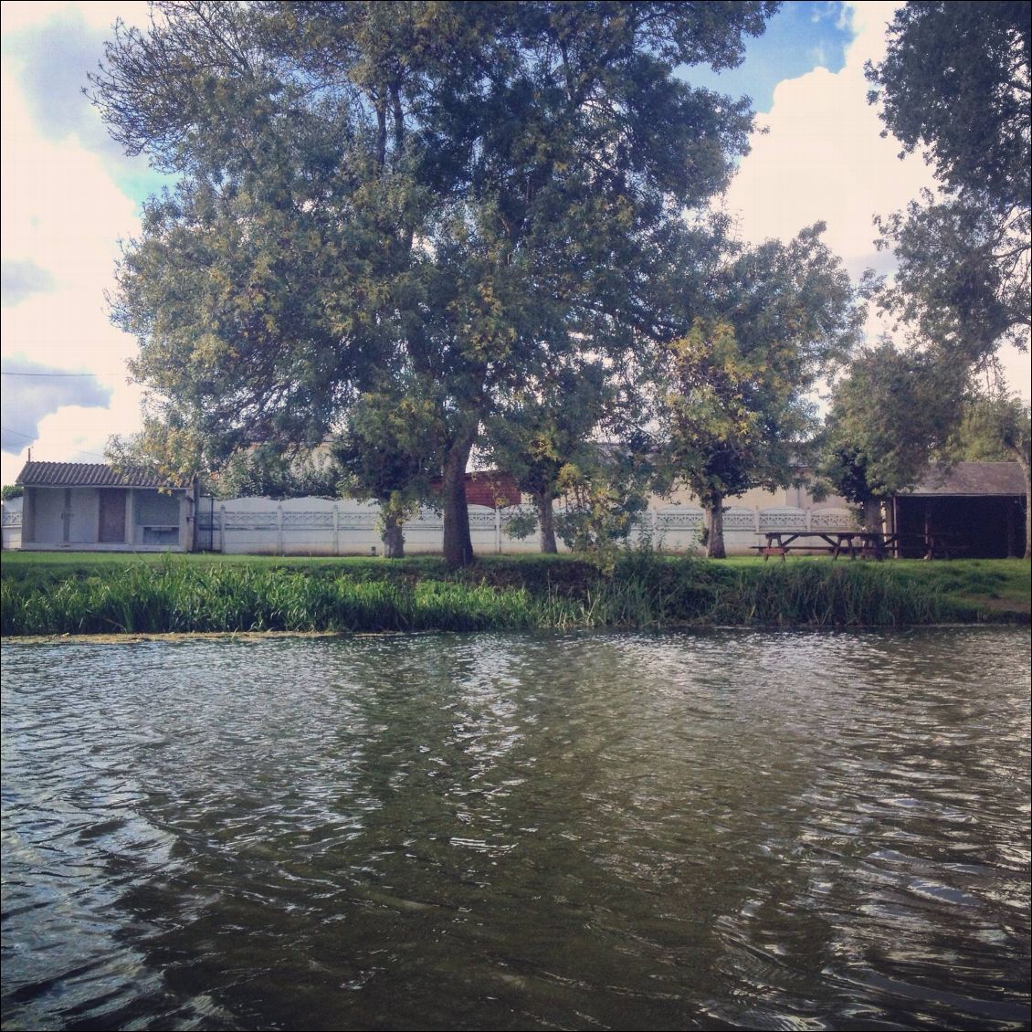 Tables de camping, douches, toilettes publiques, ils savent recevoir l'itinérant fluvial à Brissarthe! Dommage qu'il ne soit que 13h45...!