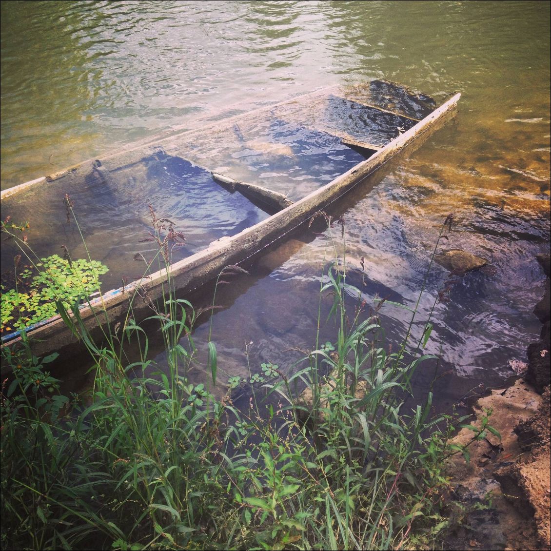 Cheffes. Une pause pour reformé le dessous du kayak et faire le plein d'eau potable.