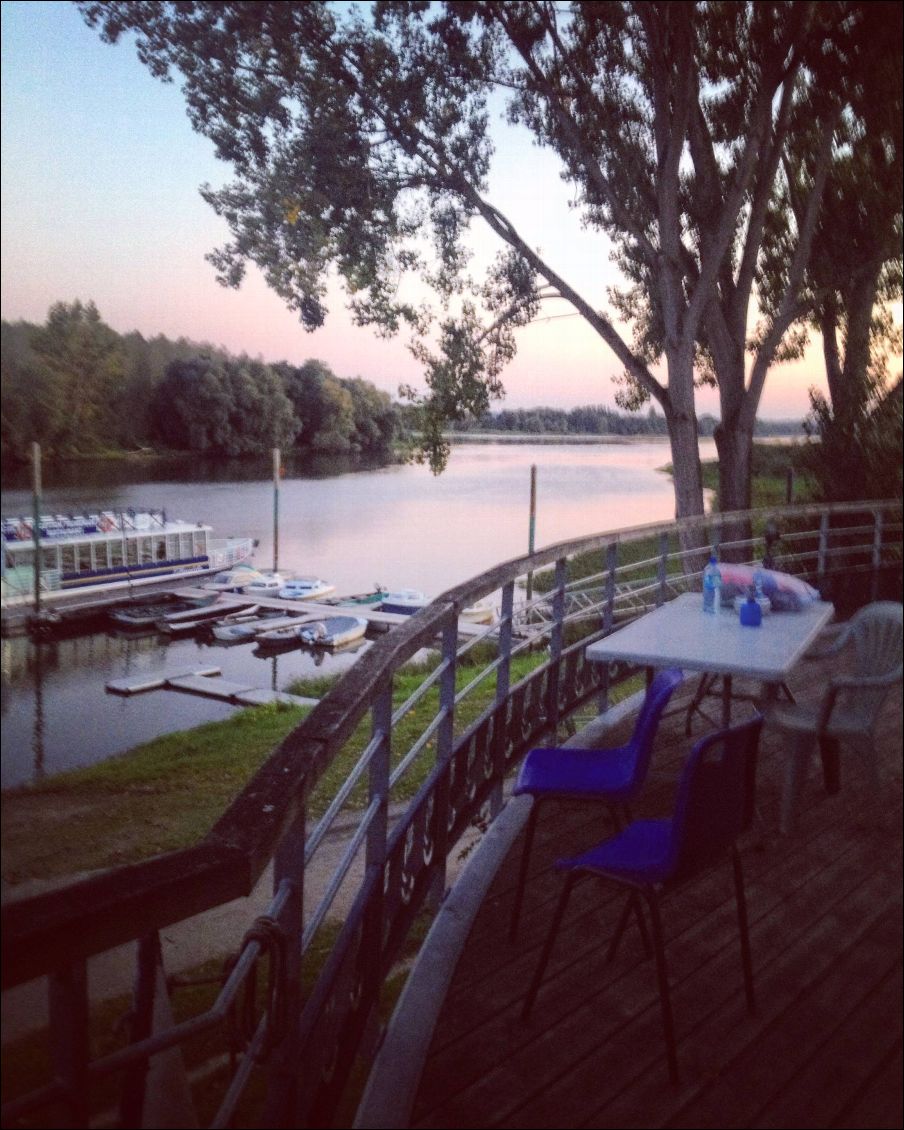 Restaurant en terrasse avec vue. Merci le club nautique!