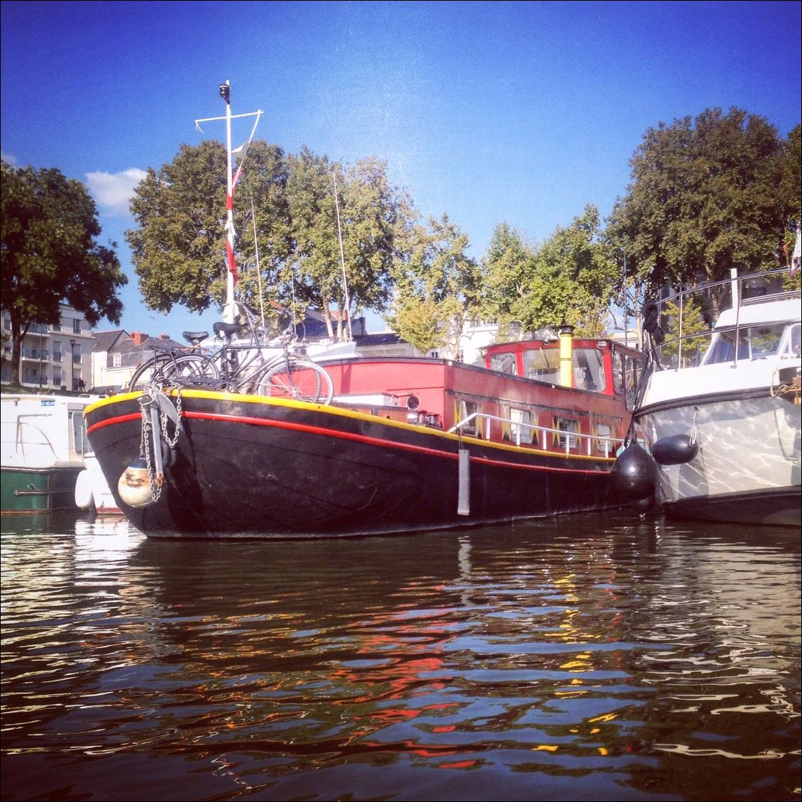 Une péniche, des vélos, what else? Si peut-être une voile.