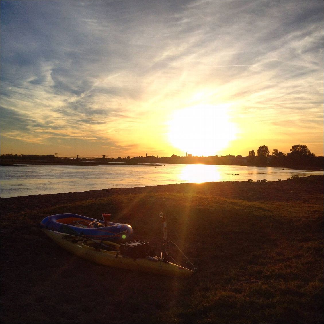 Un de mes plus beaux bivouacs sur une île déserte de Champtocé-sur-Loire juste avant Ingrandes en arrière-plan.