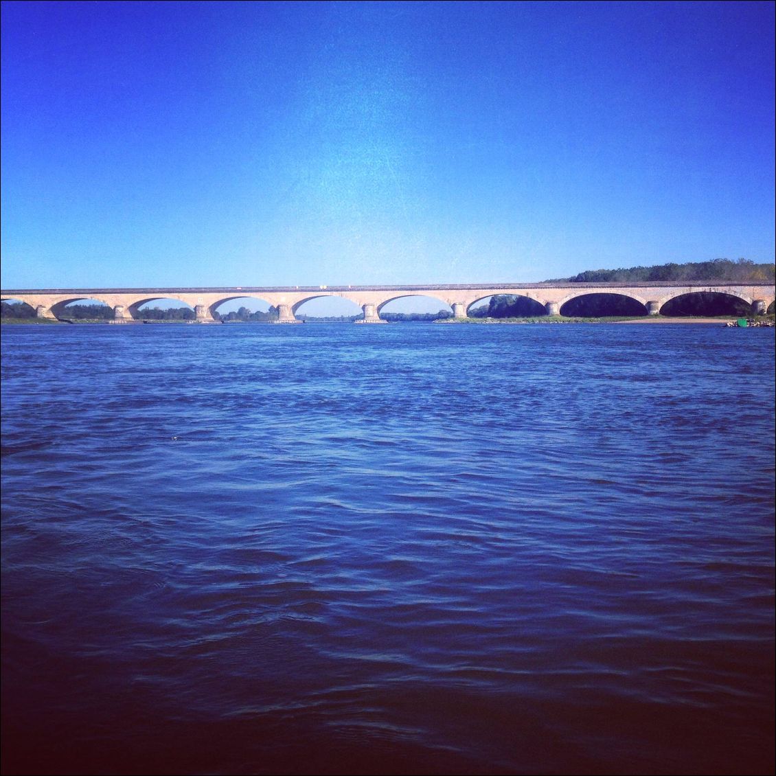 Les piliers de pont créent des vortex qui ralentissent le kayak et l'écrase un peu. Mais la météo est toujours clémente, les remous sont abordables et surtout évitables.