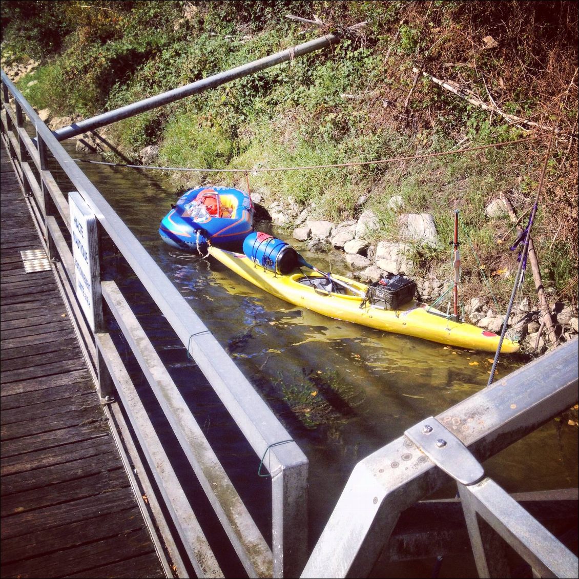 Débarquement à Béhuard. Pont de singe pour rejoindre le ponton...