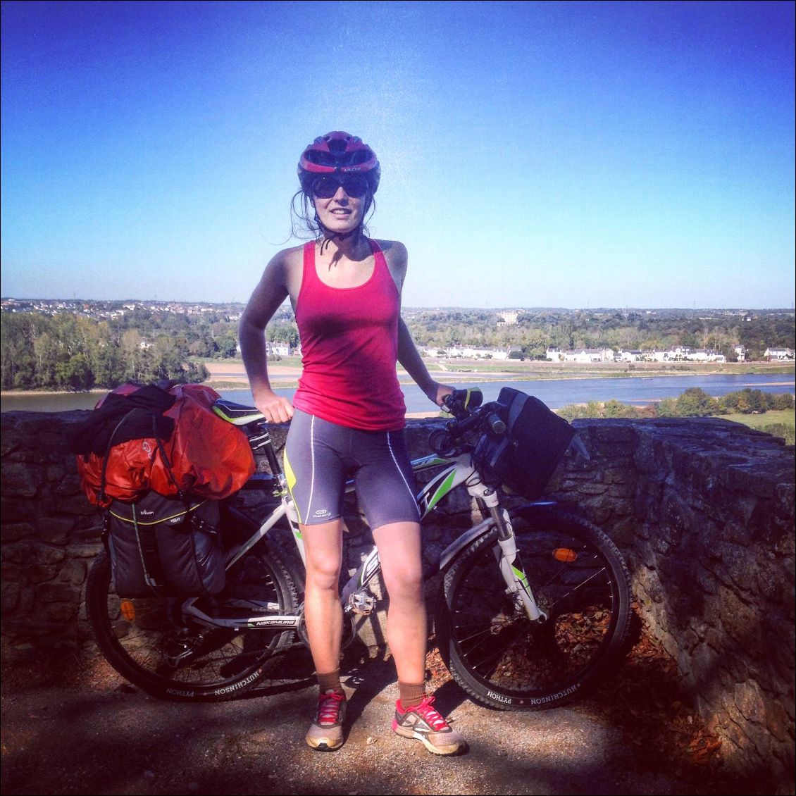 Laura Picollec, fromagère dans le Finistère. C'est sa première expérience de cyclonomadie!
Elle remonte la Loire seule de Nantes jusqu'à Tours.