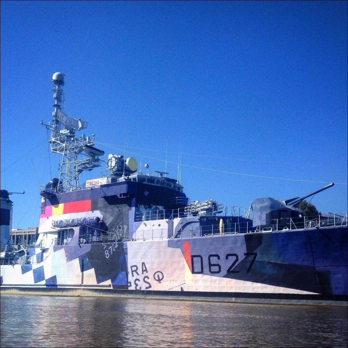 Velvet et Zoer viennent de repeindre le musée militaire flottant le "Maillé-Brézé" quelques jours auparavant. Un peu de couleurs dans ce monde de gris!