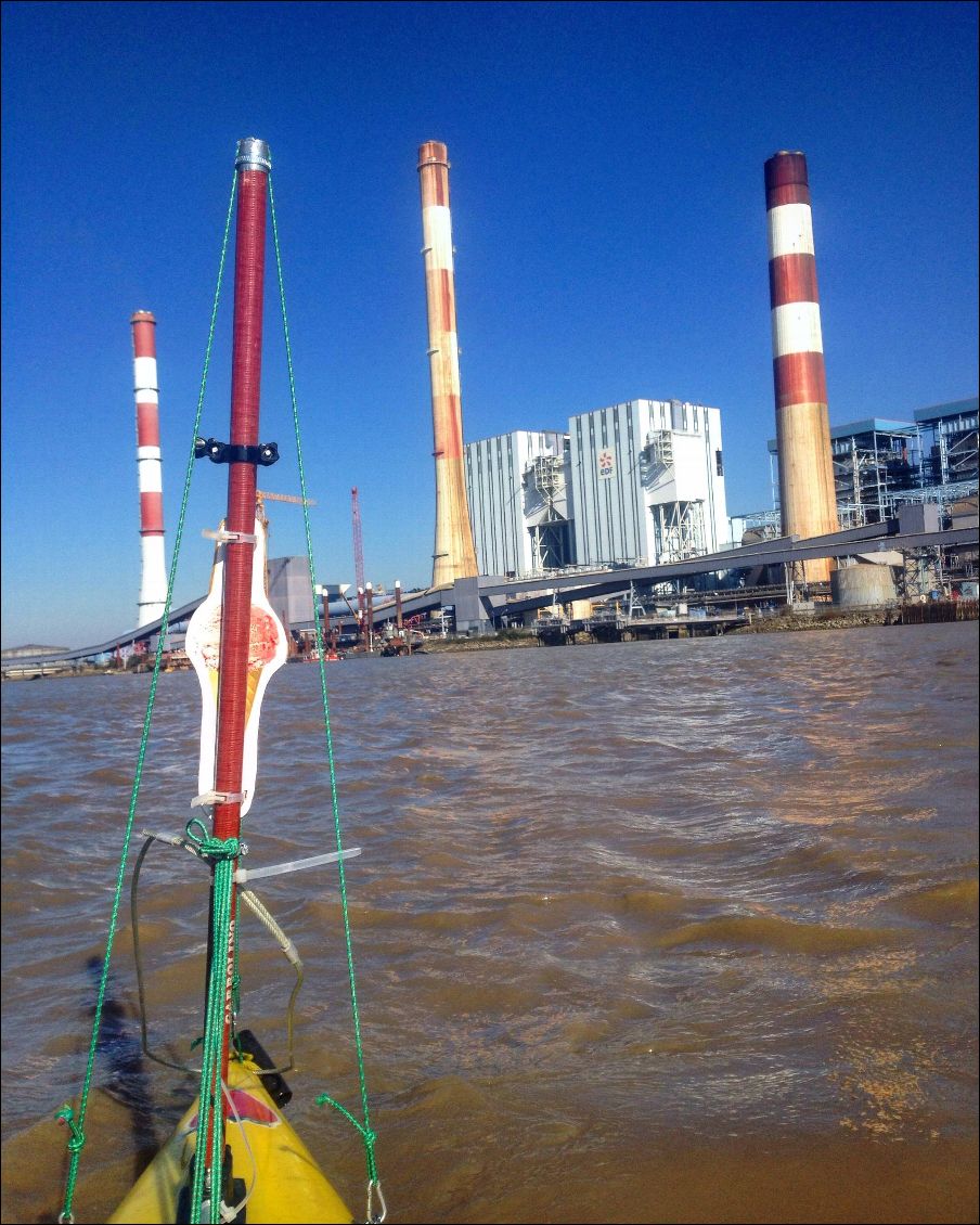 L'imposante usine à charbon d'EDF, il fait pas bon habiter dans les kilomètres à la ronde pour les bronchiolites!