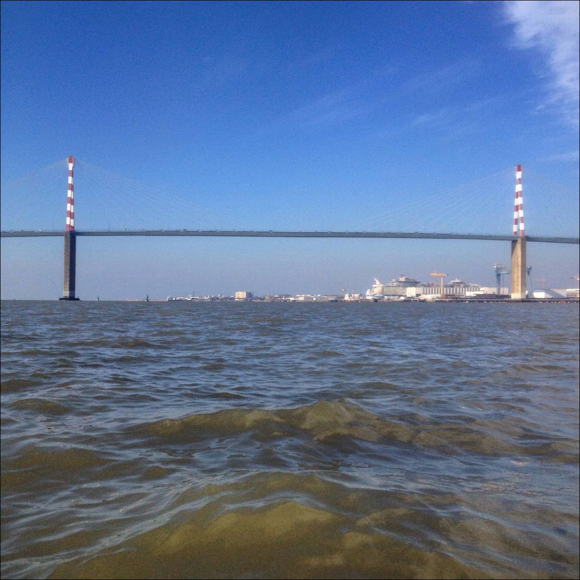 Passage sous les piliers principaux du pont de Saint-Nazaire. (Guillaume ;) )