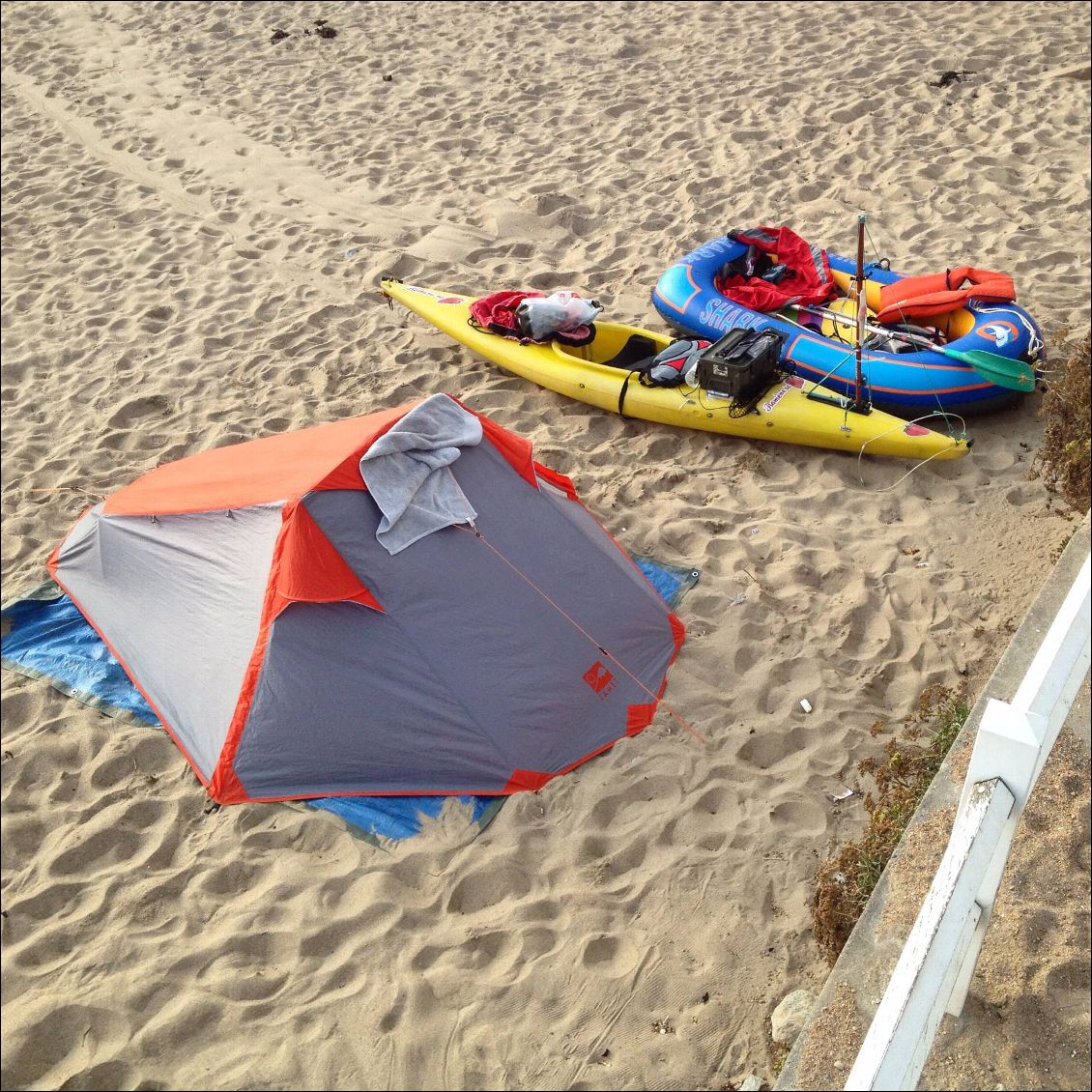 15h20. Arrivée à Préfailles après une grosse journée de mer épuisante à lutter contre le courant qui m'écarte de la côte.
Bivouac dans le sable pas l'idéal mais sympa quand même! :)