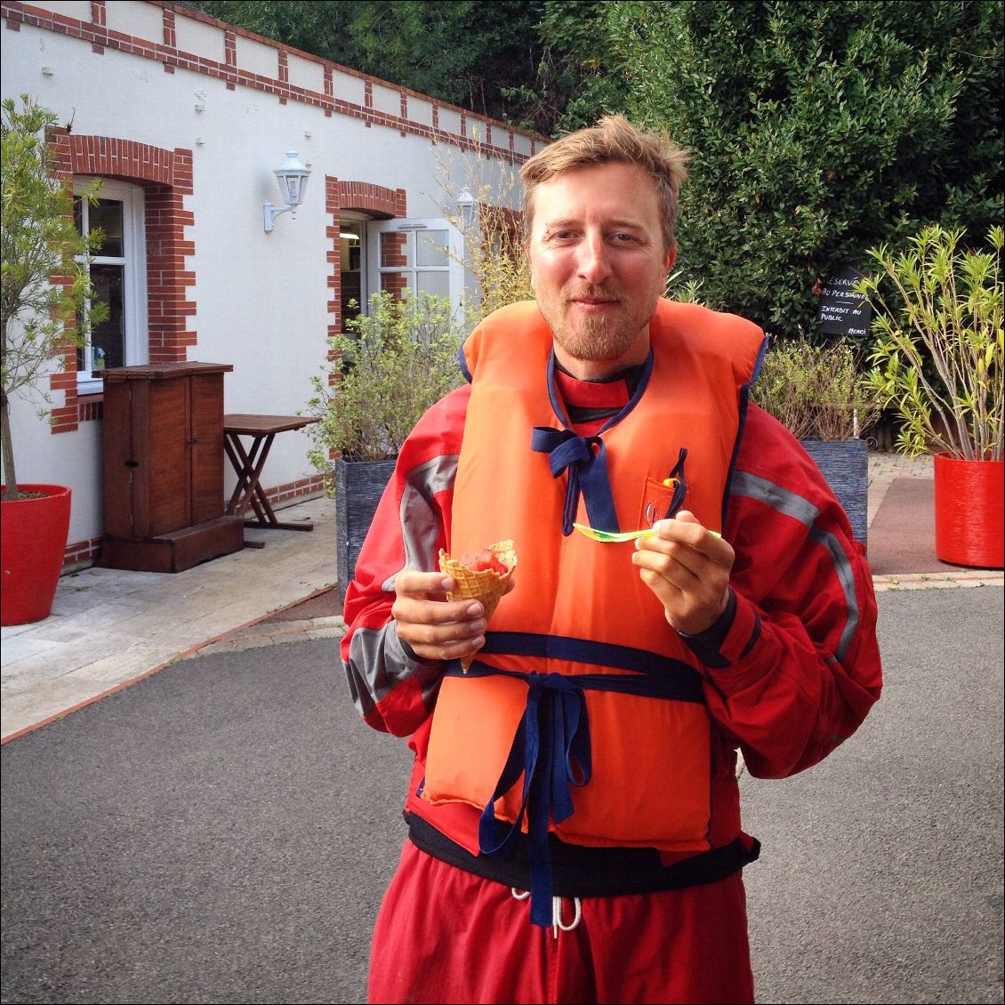 Christophe m'offre une triple glace à la fraise!!! Je ramène plus ma fraise, je la mange!