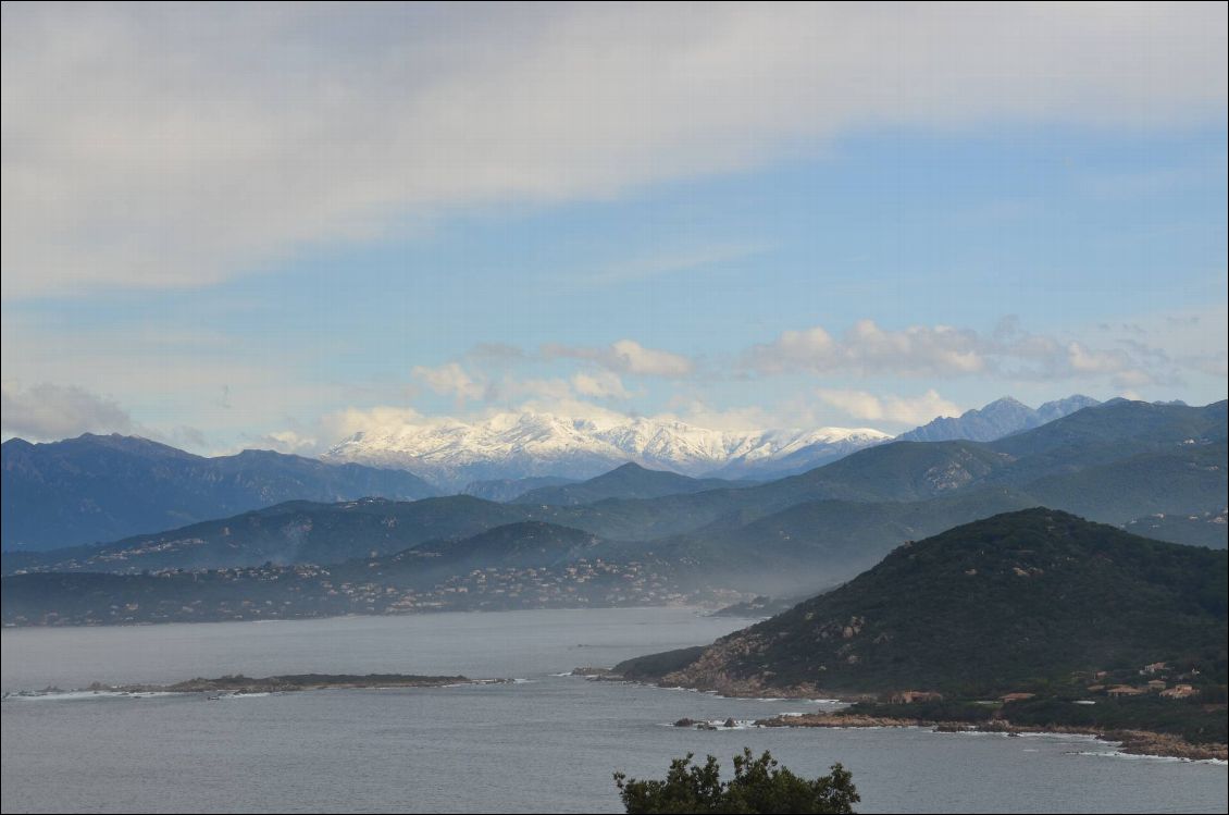 Le golfe d'Ajaccio et ses belles montagnes enneigées, ça vaut la peine de faire un peu de grimpette pour avoir de beaux panoramas comme celui-là