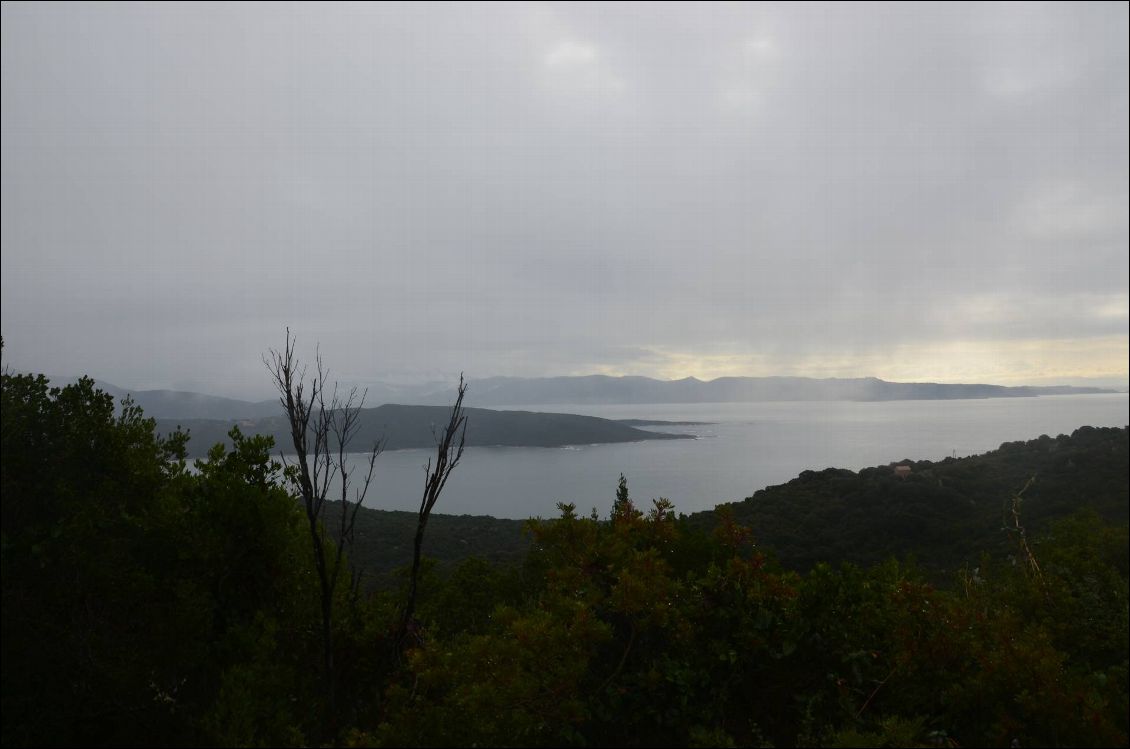 Vue sur la mer un peu brumeuse, l'ambiance est magique...