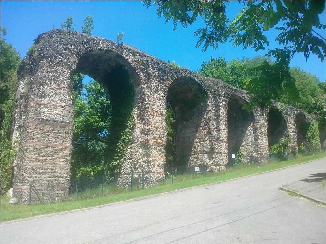 Aqueducs sur l'ouest de ... Lugdunum.