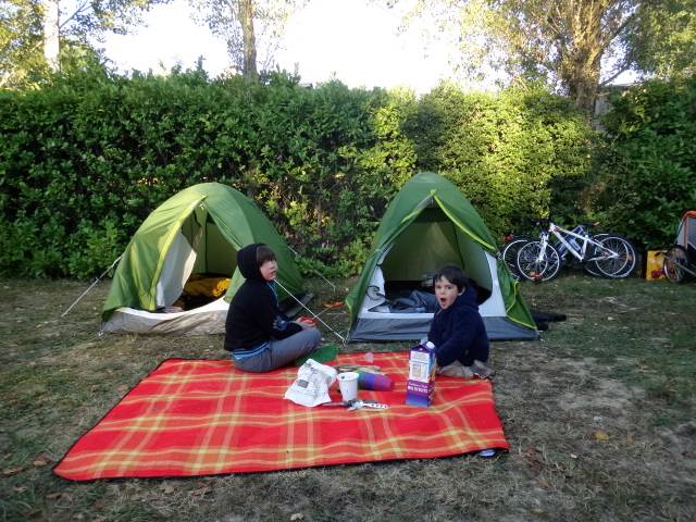 Nuit au camping de taratattaa... on fait le plein d'eau, on range les carioles, on laisse le superflu dans la voiture... A vrai dire, on pouvait retirer encore quelques kilogrammes mais "au cas où" comme aiment penser les mamans que nous sommes... !