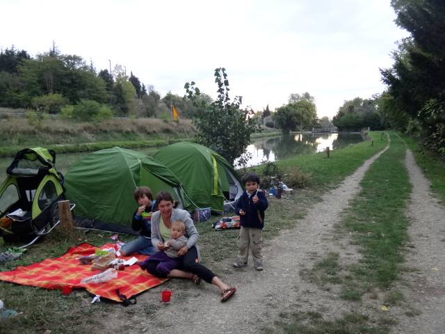 -"Bof Bof le bivouac! il est tard ! Cuisons les pâtes, une tisane, une histoires et bonne nuit!"
- "oui, on fera mieux demain"