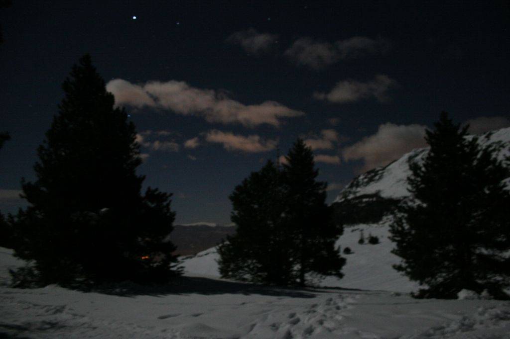 Mais avant de dormir, un petit tour pour prendre l'air au clair de lune et sous le ciel étoilé. "Il y avait aussi les nuages qui nageaient là-dessus comme de gros poissons, le ventre en l'air." Samivel, Contes à pic (1975).