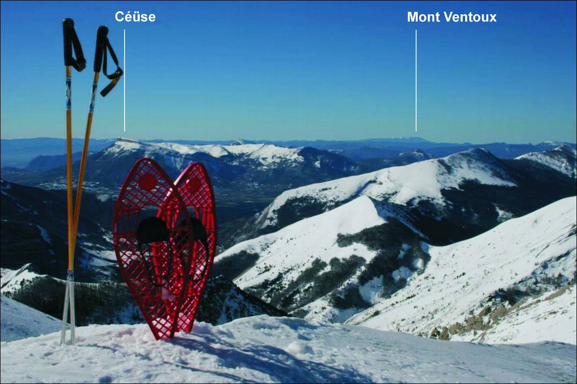 Au sommet du Pic de Gleize, l'air limpide permet de voir le Mont Ventoux à 80 km de distance vers le sud-ouest.