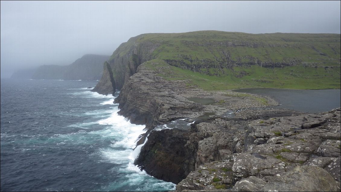 La mer à gauche, à droite le lac Sørvágsvatn.