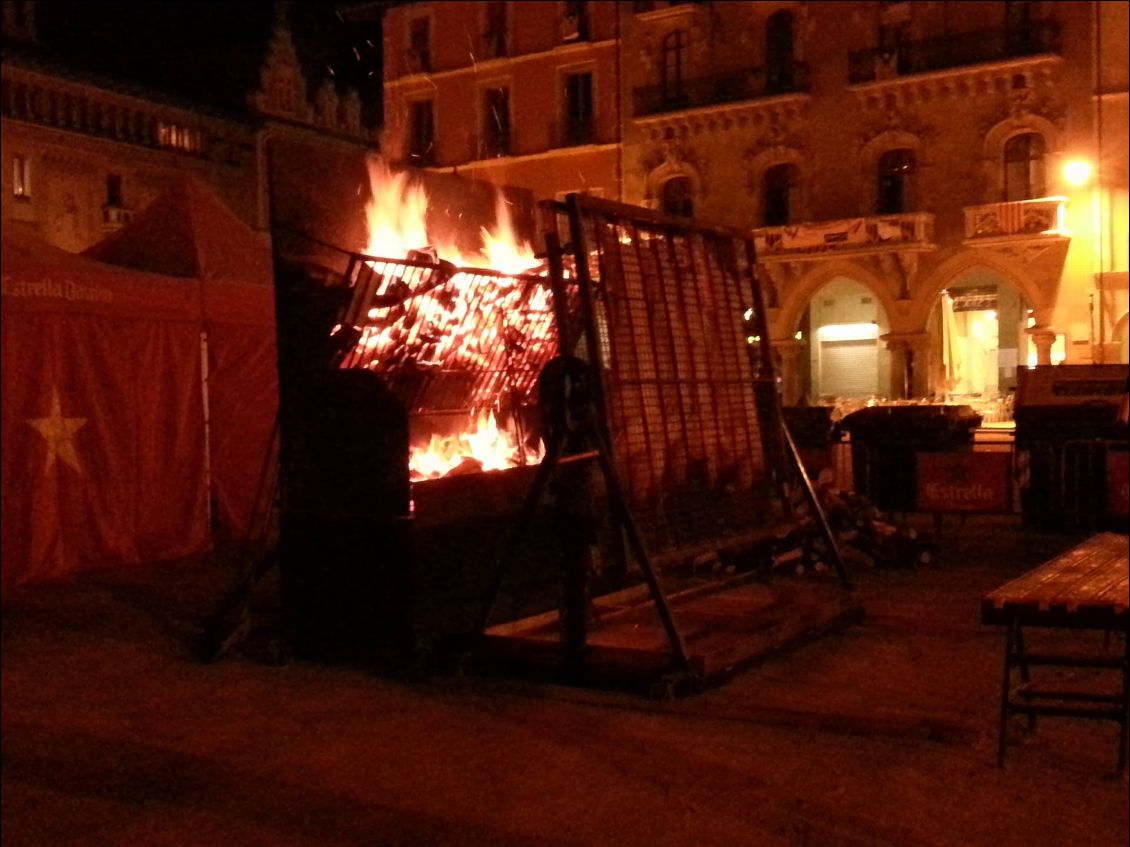 Le grilladou sur la place, préparation des braises