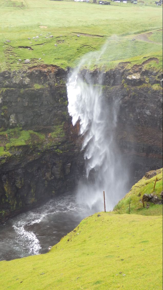 Cascade de Gásadalur dans le vent