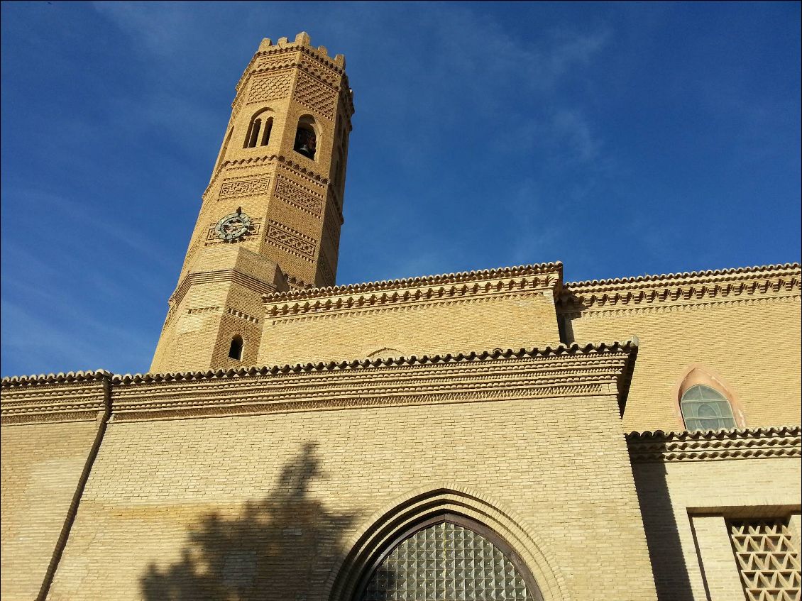 L'église Santa Maria de Tauste. Sa construction en briques est de style Mudejar , mélange d'art Islamique et Chrétien, souvent effectué par des artisans musulmans restés en Espagne après la Reconquista