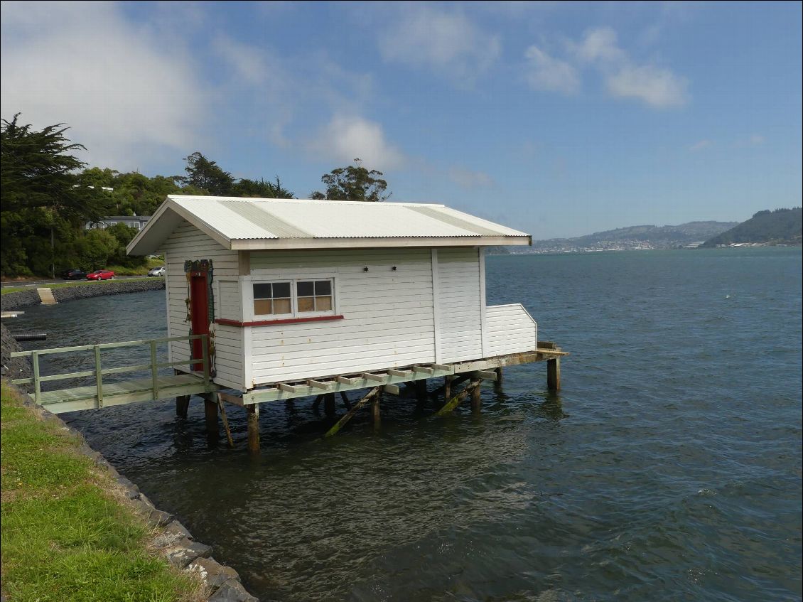 cabane de pêche, généralement elles sont reconverties en maisons, on se demande bien pourquoi car le cadre est un peu pourri....