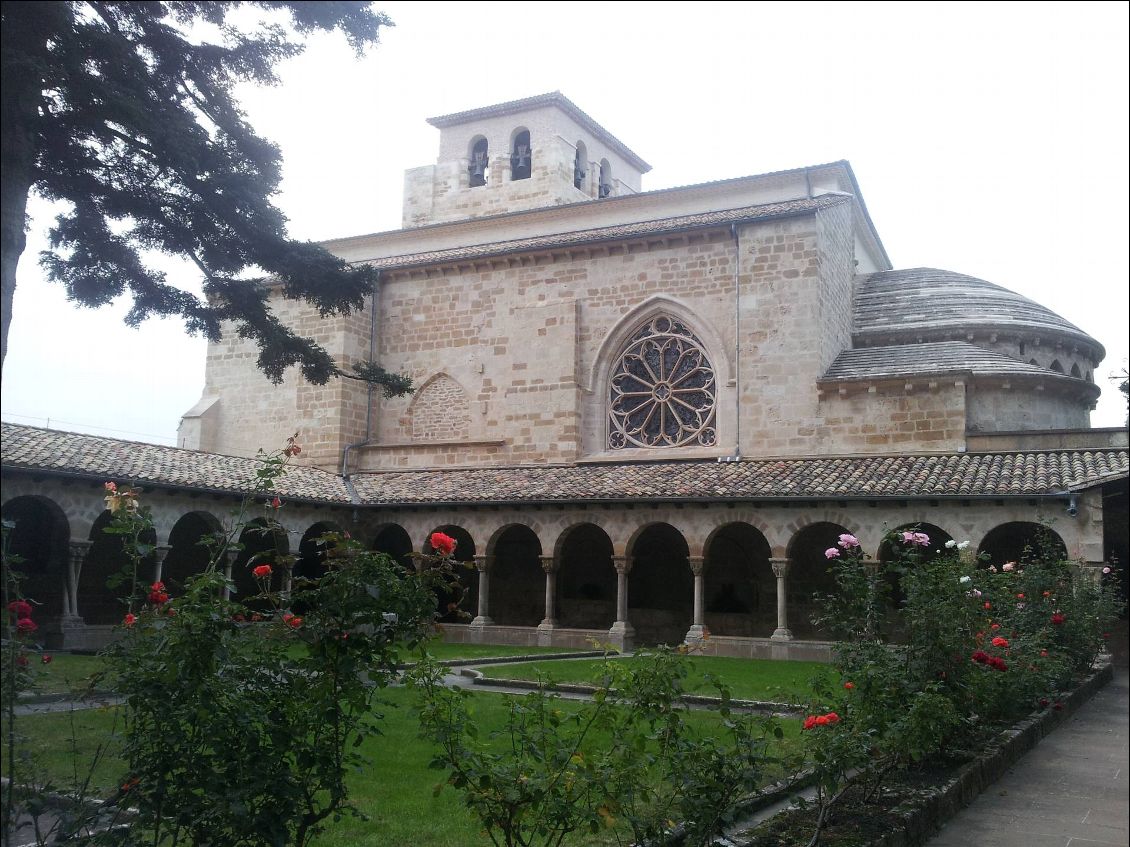 Le cloitre de l'église San Pedro de la Rúa. La moitié qu'on ne voit pas a été détruite en 1572 lors de la destruction du château qui était tout contre.