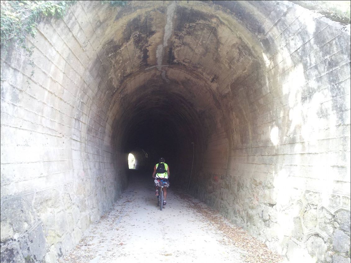 Un tunnel. Certains s'éclairent automatiquement quand on passe