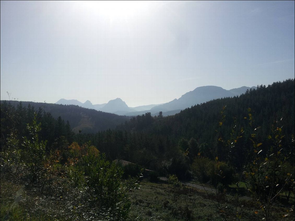 Au loin, le col de Urkiola où on est passé hier