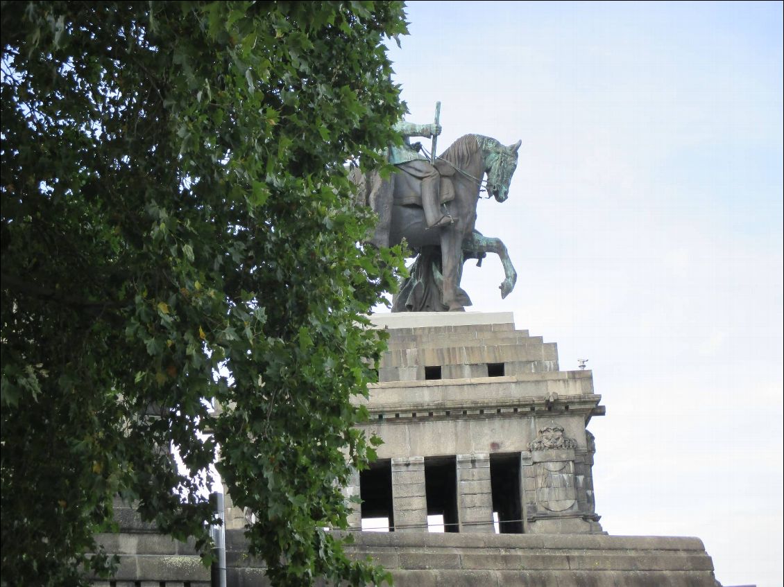 Statue au confluent de la Moselle et du Rhin