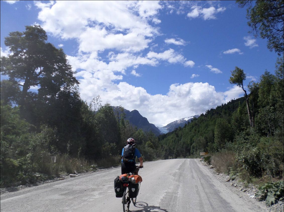 Route goudronnée, mais l'étape de va pas être facile en raison du dénivelé et du vent.