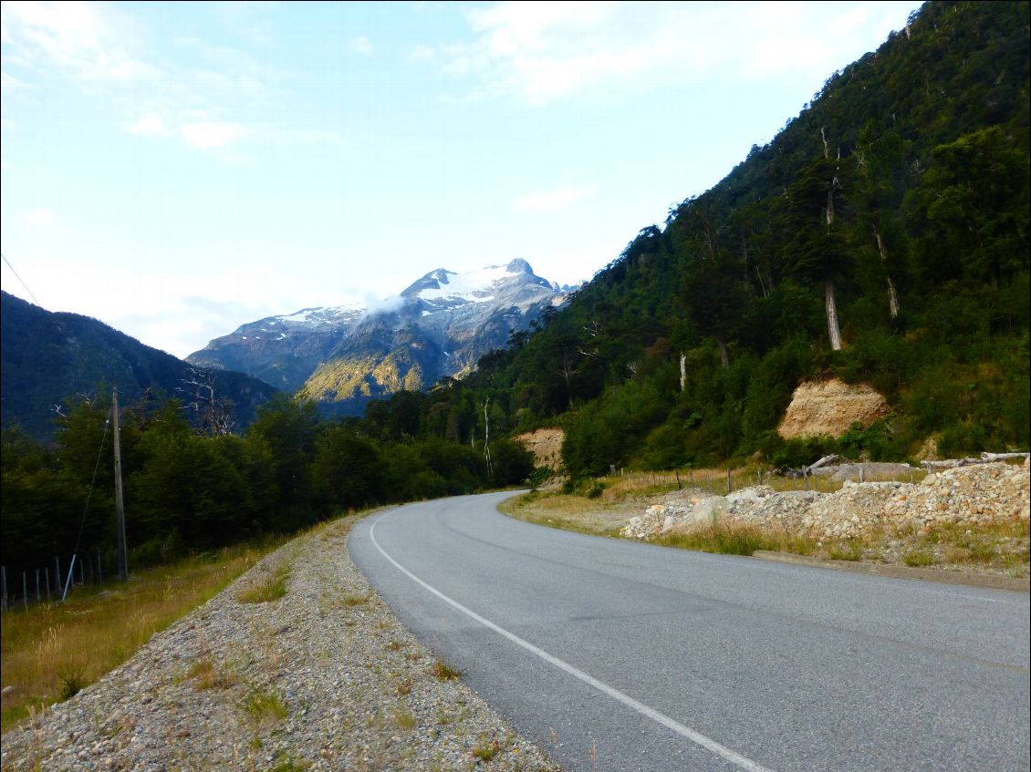 Début de l'étape facile avec une belle route goudronnée.